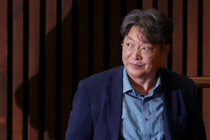 차명 주식거래 의혹을 받는 이춘석 의원이 지난 5일 국회 본회의에 출석해 방송법 개정안에 대한 기표를 한 뒤 투표함으로 이동하고 있다. (사진=연합뉴스)