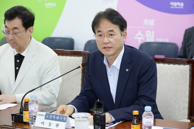 고양시의 촘좀한 대기정책이 가시적인 성과를 거두고 있는 가운데 전국 최초로 경기도·한국전력·LS일렉트릭과 함께 ‘공유형 ESS 실증사업’협약식에 참석한 이동환 시장이 인사말을 하고 있다. (사진=고양시 제공)<br>
