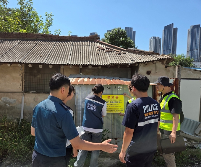 파주경찰서는 지역에 산재한 공가와 폐가를 집중점검했다. (사진=파주경찰서 제공)<br>
