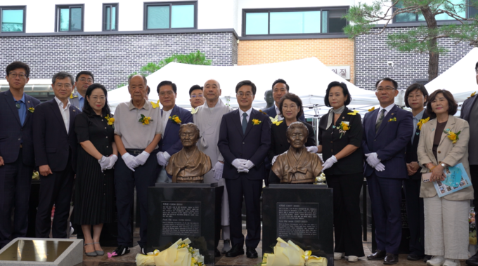 9일 경기도 광주 나눔의 집에서 김동연 경기도지사와 정우영 여사가 '위안부' 피해 어르신 흉상 제막식에 참석해 기념사진을 찍고 있다. (사진=임혜림 기자)