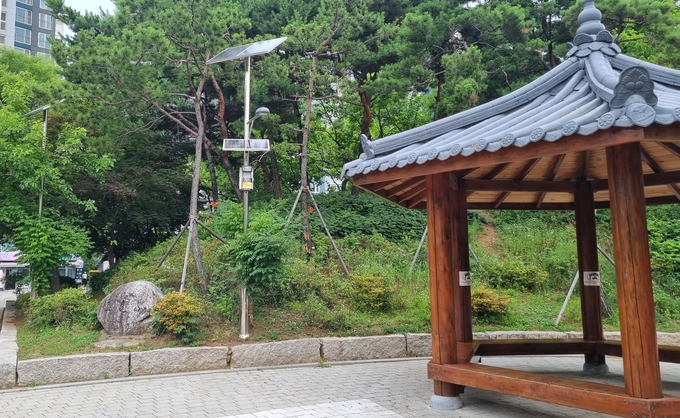 계양구 한 정자 인근에 ‘태양광 해충퇴치기’가 설치돼 있다. ( 사진 = 계양구 제공 )