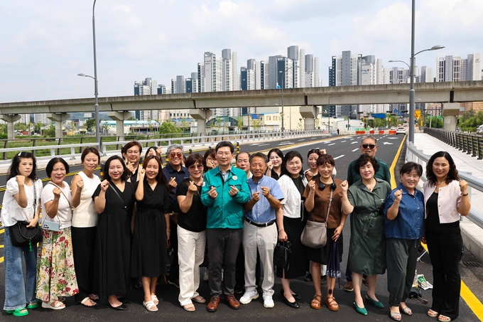 이상일 용인시장이 ‘중1-1호 도시계획도로’의 11일 임시 개통을 앞두고 현장을 찾았다. (사진=용인시 제공)