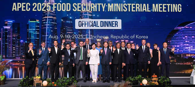 유정복 인천시장이 지난 9일 파라다이스시티에서 열린 'APEC(아시아태평양경제협력체) 2025 식량안보 장관회의 만찬'에서 농림축산식품부 송미령 장관 등 참석자들과 기념촬영을 하고 있다. ( 사진 = 인천시 제공 )