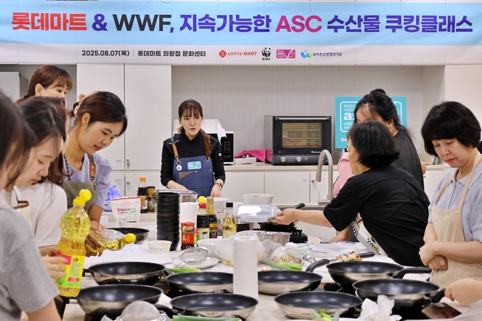 중화요리 전문가 박은영 셰프와 함께하는 ASC 인증 수산물 쿠킹 클래스가 진행되고 있다. (사진=롯데마트 제공)