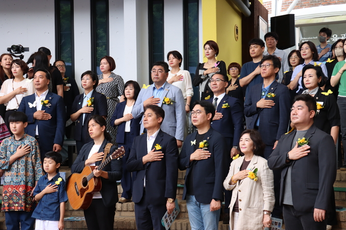 경기도의회 더불어민주당 소속 정윤경(군포1) 부의장과 국중범(성남4) 대일굴욕외교대책위원장, 장한별(수원4) 부총괄수석부대표 등이 지난 9일 광주 나눔의 집에서 열린 ‘2025년 일본군 위안부 피해자 기림의 날 기념식 및 흉상 제막식’에서 국기에 대한 경례를 하고 있다. (사진=경기도의회 제공)