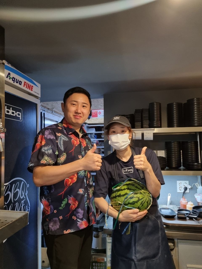 지난 9일 BBQ 본사 전임직원들이 말복을 맞아 패밀리(가맹점주)에게 직접 방문해 수박 등을 선물했다. (사진=제너시스BBQ 그룹 제공)