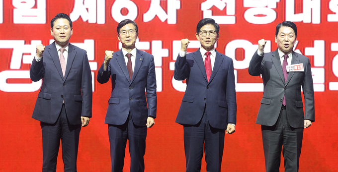 국민의힘 당대표 선거에 출마한 장동혁·조경태·김문수·안철수(왼쪽부터) 후보가 지난 8일 대구 북구 엑스코에서 열린 국민의힘 제6차 전당대회 대구·경북 합동연설회에서 단체 사진 촬영을 하고 있다. (사진=연합뉴스)