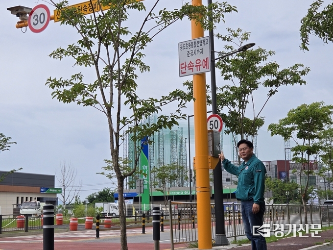 안성시의회 최호섭 운영위원장이 승두지구 현장을 방문해 잘못된 표지판을 확인하고 있다. (사진=최호섭 시의원실 제공)