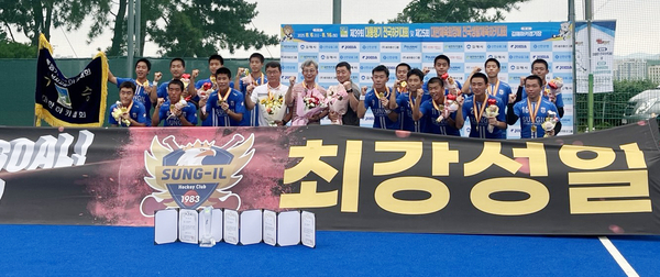 10일 경남 김해하키경기장에서 열린 '제39회 대통령기 전국하키대회' 5일째 남자고등부에서 정상에 오른 성남 성일고 선수단이 기념사진을 찍고 있다. (사진=성일고 하키팀 제공)