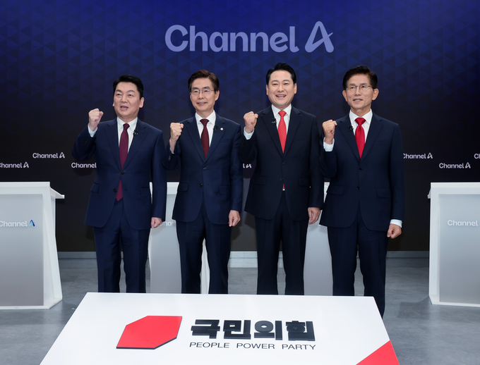  10일 서울 광화문 채널A스튜디오에서 국민의힘 8·22 전당대회 첫 방송토론회에 앞서 안철수(왼쪽부터), 조경태, 장동혁, 김문수 후보가 기념촬영을 하고 있다. (사진=연합뉴스)