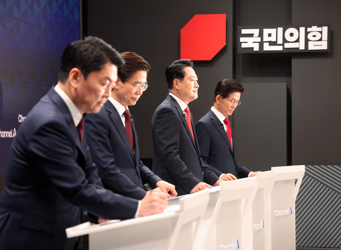 10일 서울 광화문 채널A스튜디오에서 국민의힘 8·22 전당대회 첫 방송토론회에 앞서 안철수(왼쪽부터), 조경태, 장동혁, 김문수 후보가 토론 준비를 하고 있다. (사진=연합뉴스)