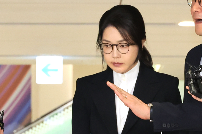 윤석열 전 대통령 부인 김건희 여사가 지난 6일 서울 종로구 KT광화문빌딩 웨스트에 마련된 민중기 특별검사팀에서 피의자 신분으로 조사를 받고 귀가하고 있다. (사진=연합뉴스 제공)