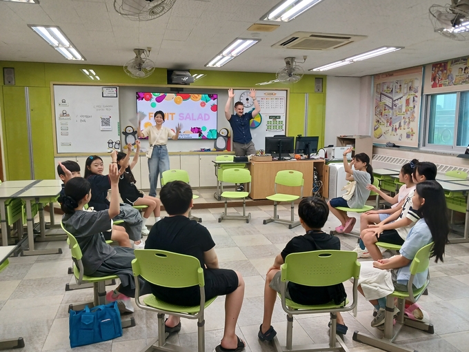 고양시 율동초등학교는 매주 토요일 영어실을 개방, 지역 내 영어 교육 수요 증가와 영어 사교육비 경감을 위해 WHY UP 영어공유학교를 운영하고 있다. (사진=고양교육청 제공)<br>
