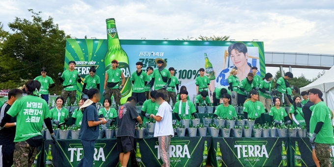 하이트진로가 지난 7일부터 8일까지 전주대학교 대운동장에서 열린 ‘2025 전주가맥축제’에서 얼음 가득 채운 ‘맥주 연못’을 운영했다. (사진=하이트진로 제공)