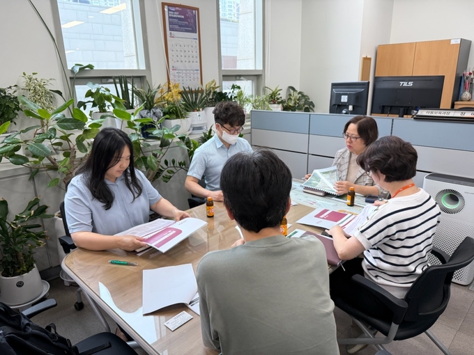광주시 관계자들이 유니세프 아동친화도시 재인증 위한 '조사 연구용역’을 진행하고 있다. (사진=광주시 제송) 