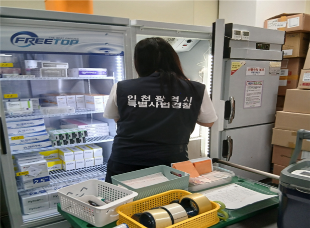 인천시 특별사법경찰이 의약품 불법 유통·판매 행위에 대해 집중 단속을 실시하고 있다. ( 사진 = 인천시 제공 )