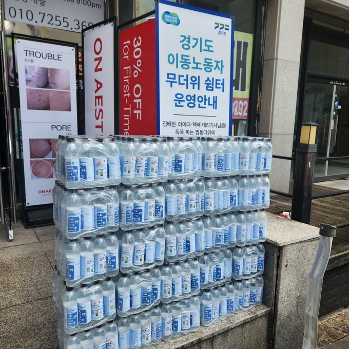 폭염안전 수칙 라벨을 붙인 생수. (사진=안전보건공단 제공)