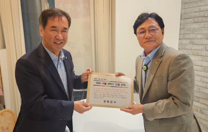 박용철 군수가 국토교통위원회 맹성규 위원장에게 강화~서울 M버스 신설 건의서를 전달한 뒤 함께 기념촬영을하고 있다. ( 사진 = 강화군 제공 ) 