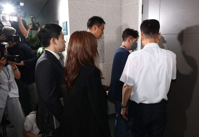  주식 차명거래 의혹을 받는 이춘석 의원 사무실을 압수수색하기 위해 11일 경찰 관계자가 국회의원회관 내 의원실로 들어가고 있다. (사진=연합뉴스)