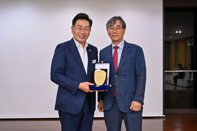 양평군 다문화엄마학교 제1기 졸업식에 전진선 양평군수에게 감사패 전달. (사진=양평군 제공)