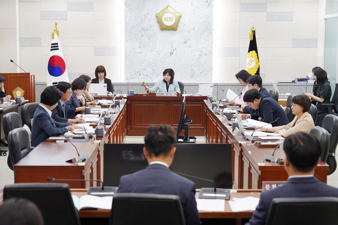 지난 11일 제318회 임시회 일반·특별회계 세입·세출 추가경정예산안’을 심의하고 있다. (사진=광주시의회 제공)