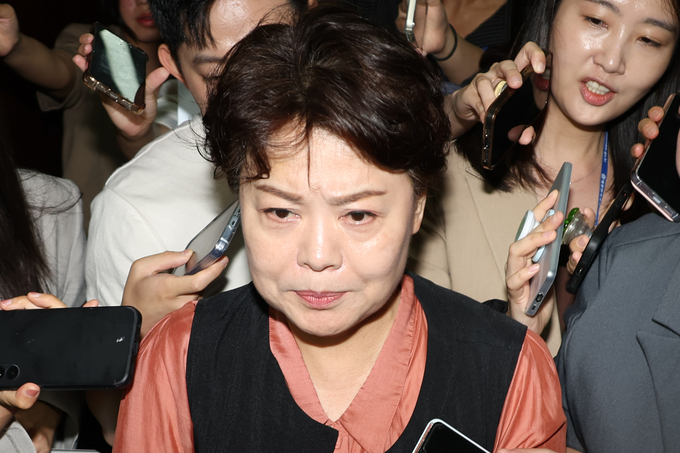 국민의힘 윤희숙 혁신위원장이 지난달 17일 국회에서 열린 비상대책위원회의에 참석한 뒤 나와 취재진의 질문을 받고 있다. 윤 혁신위원장은 전날 나경원·윤상현·장동혁 의원과 송언석 비상대책위원장 겸 원내대표에게 거취 결정을 요구하는 인적쇄신안을 발표했다. (사진=연합뉴스)