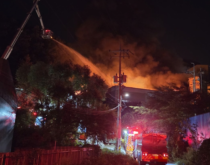  12일 광주시 곤지암읍의 한 단열재 제조공장에서 화재가 났다. (사진=경기도소방재난본부 제공)