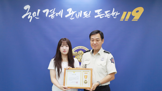(왼쪽부터)표창을 받은 문한나 씨와 김인겸 군포소방서장. (사진=군포소방서 제공)