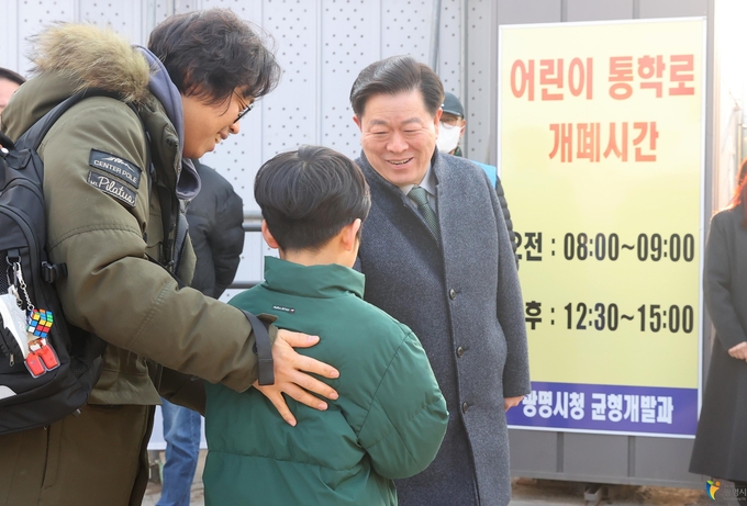 박승원 광명시장은 개학 첫날인 18일부터 등교 현장으로 바로 출근해 학생들의 안전을 직접 챙기고 수시로 현장 확인에 나설 계획이다. (사진=광명시 제공)