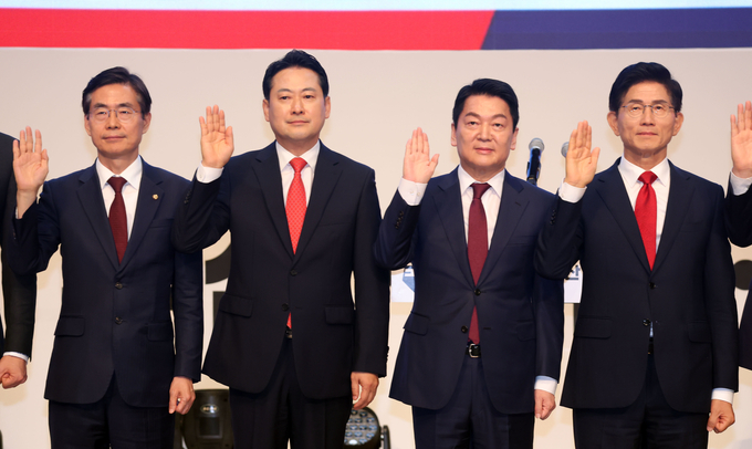 12일 오후 부산 해운대구 벡스코에서 열린 국민의힘 부울경 합동연설회에서 당대표 후보들이 선서를 하고 있다. 왼쪽부터 조경태, 장동혁, 안철수, 김문수 후보. (사진=연합뉴스)