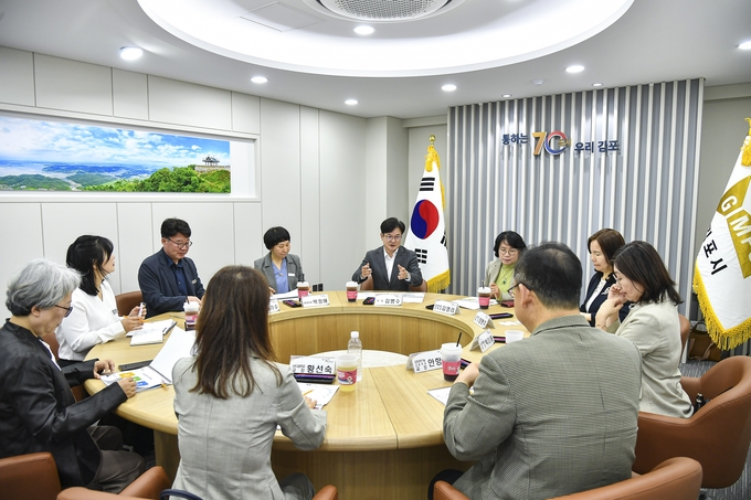 김병수 김포시장을 비롯한 시 관계자들이 공항소음 피해지역 학생 장학금지원사업에 관한 논의를 벌이고 있다. (사진=김포시 제공)