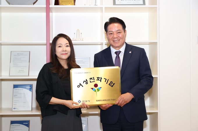 최대호(오른쪽) 안양시장이 12일 뷰로베리타스씨피에스코리아(주)에서 열린 '안양형 여성친화기업' 현판식에 참석해 김선아 대표이사와 기념촬영을 하고 있다. (사진=안양시 제공)