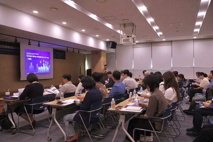 12일 송도국제도시 G타워에서 열린 ‘인천경제자유구역 경관계획(재정비)’수립을 위한 공청회에서 참석자들이 발표를 듣고 있다. ( 사진 = 인천경제청 제공 )