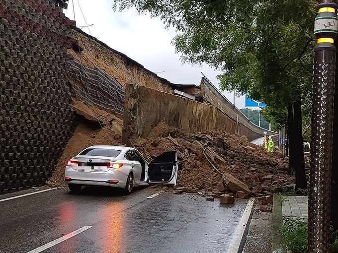  지난달 16일 오후 7시 4분쯤 오산시 가장동 가장교차로 수원 방향 고가도로의 10m 높이 옹벽이 무너지면서 이 아래 도로를 지나던 승용차를 덮쳐 40대 운전자가 숨졌다. (사진=경기도소방재난본부 제공)