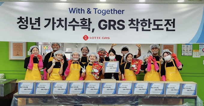 롯데GRS가 7월에 출시된 롯데리아 김치불고기버거의 동일 원재료인 영양 청년농부 고춧가루를 추가로 수매해 김장김치 봉사활동을 진행했다. (사진=롯데GRS 제공)