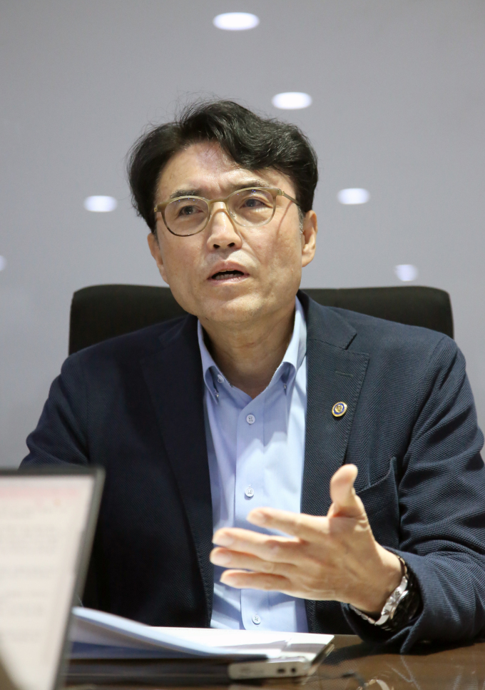 권창준 고용부 차관이 13일 출입기자 기자간담회에서 중대재해 근절 대책을 설명하고 있다. (사진=고용노동부 제공)