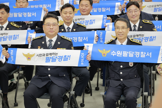  13일 유재성 경찰청장 직무대행(오른쪽)과 김준영 경기남부경찰청장(왼쪽)이 수원팔달경찰서 개소식에 참여했다. (사진=경기남부경찰청 제공)