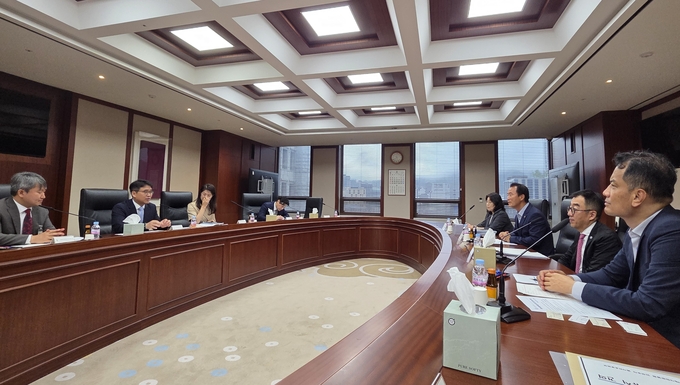 신승열 인천시 기획조정실장을 비롯한 시 관계자들이 13일 대법원에서 조병구 법원행정처 사법지원실장을 만나 인천 해사전문법원 설치의 필요성과 당위성을 설명하고 있다. ( 사진 = 인천시 제공 )