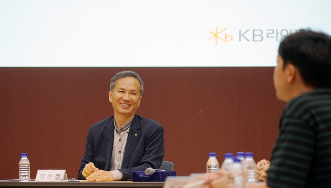 정문철 KB라이프 대표이사는 8월 12일 KB라이프타워에서 열린 ‘2025년 하반기 CEO 타운홀 미팅’에서 직원과 대화를 나누고 있다.