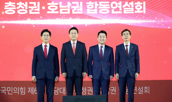 13일 오후 대전 서구 배재대학교에서 열린 국민의힘 충청·호남권 합동연설회에서 당 대표 후보들이 기념사진을 찍고 있다. 왼쪽부터 김문수, 장동혁, 안철수, 조경태 후보 (사진=연합뉴스)