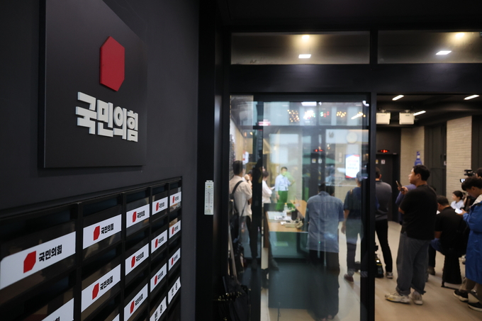 13일 김건희특검이 압수수색 중인 서울 여의도 국민의힘 당사에서 취재진이 대기하고 있다. (사진=연합뉴스)