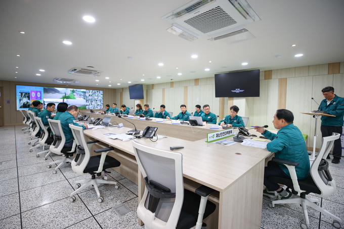 남양주시는 13일 시청 재난안전상황실에서 호우 피해 관련 재난안전대책회의를 열고, 480명을 비상근무조로 편성하는 등 집중호우 대비 비상대응체제에 돌입했다. (사진=남양주시 제공)