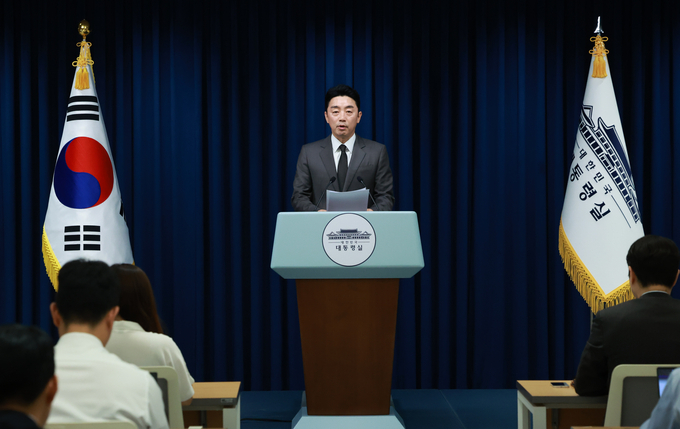강훈식 대통령비서실장이 13일 용산 대통령실 청사에서 장관급 등에 대한 인사를 발표하고 있다. (사진=연합뉴스)