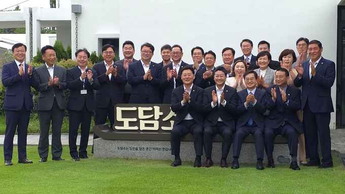 13일 수원 도담소에서 열린 ‘여야정협치위원회 공동 협약식’에서 김동연 경기도지사와 경기도의회 김진경 의장, 최종현(수원7) 더불어민주당 대표의원, 백현종(구리1) 국민의힘 대표의원 등이 기념촬영을 하고 있다. (사진=한주희 기자)