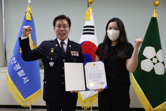 이원일(왼쪽) 안양동안경찰서장이 치매 노인 조기 발견에 기여한 시민에게 감사장을 수여한 뒤 기념촬영을 하고 있다. (사진=안양동안경찰서 제공)