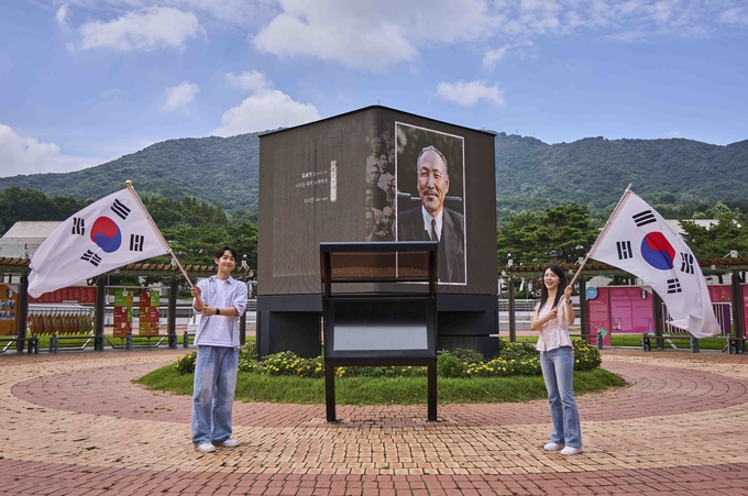 고화질로 복원한 독립운동가의 영상을 관람하고, 또렷하게 복원된 독립운동가의 육성을 들을 수 있는 LED 미디어큐브. (사진=SKT 제공)