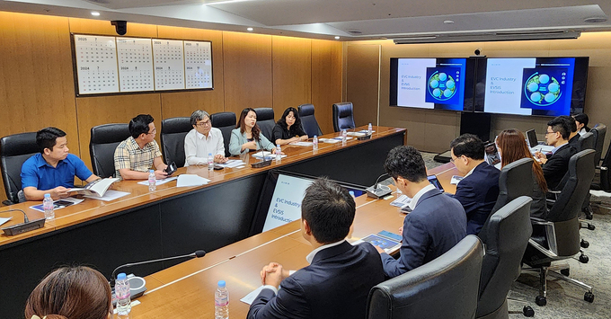EVSIS와 베트남 하노이시 사절단이 만나 논의를 하고 있는 모습. (사진=롯데이노베이트 제공)