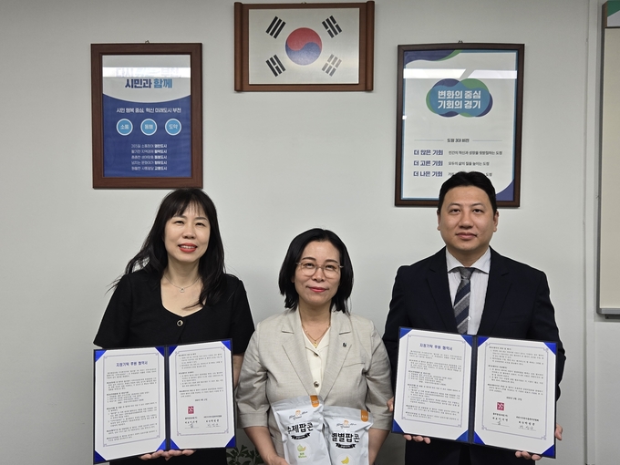 이수연 홀리팝글로벌㈜ 대표, 정애경 부천시 복지국장, 박성균 지역아동센터연합회장이 협약식 후 기념사진을 찍고 있다. (사진= 부천시 제공)