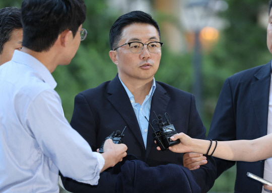 지난 12일 김예성 씨가 귀국 직후 인천국제공항에서 체포돼 서울 종로구 김건희특검 사무실로 들어서며 취재진의 질문에 답하고 있다. (사진=연합뉴스)