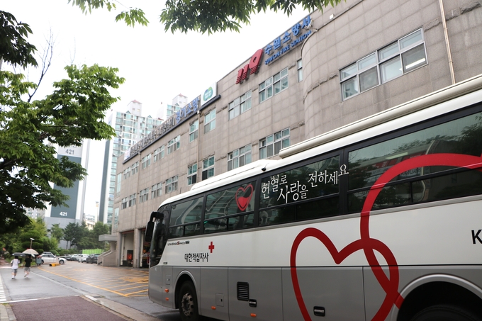 14일 수원소방서 직원들이 '사랑의 헌혈운동'에 동참하고 있다. (사진=수원소방서 제공)